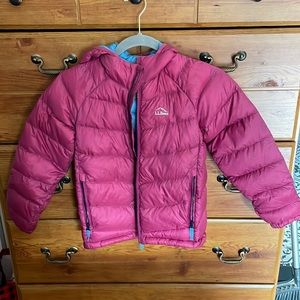 LL Bean water repellent goose down 650. Girls S/8 mulberry color